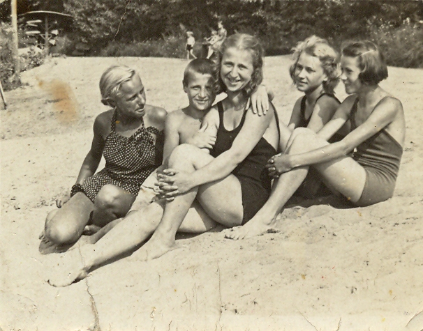 Na plaży nad Bzurą / uczniowie szkoły powszechnej w Chodakowie /