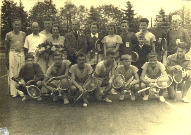 Chodaków .Fotografia zbiorowa zawodników sekcji tenisa ziemnego chodakowskiej „Bzury” oraz drużyny z Grodziska Mazowieckiego. W środku w drugim rzędzie Helena Gradowska, pierwszy z prawej strony w drugim rzędzie Tadeusz Wasilewski, pierwszy z lewej strony w pierwszym rzędzie Andrzej Modzelewski. Koniec lat czterdziestych