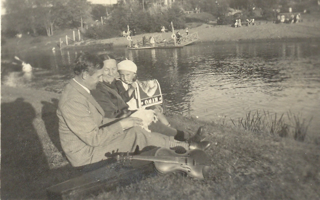 Rodzinna fotografia Ireneusza Panfila .W oddali widać pomost nad Bzurą oraz kajaki z pływającymi pracownikami chodakowskiej fabryki /