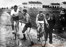 Zawody kolarskie na stadionie w Chodakowie , lata trzydzieste