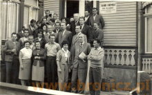 Wycieczka Koła SIT z fabryki jedwabiu w Chodakowie do Szczecina , starszy Pan to Tadeusz Kowalewski, redaktor naczelny "Głosu Chodakowa", 1960 rok